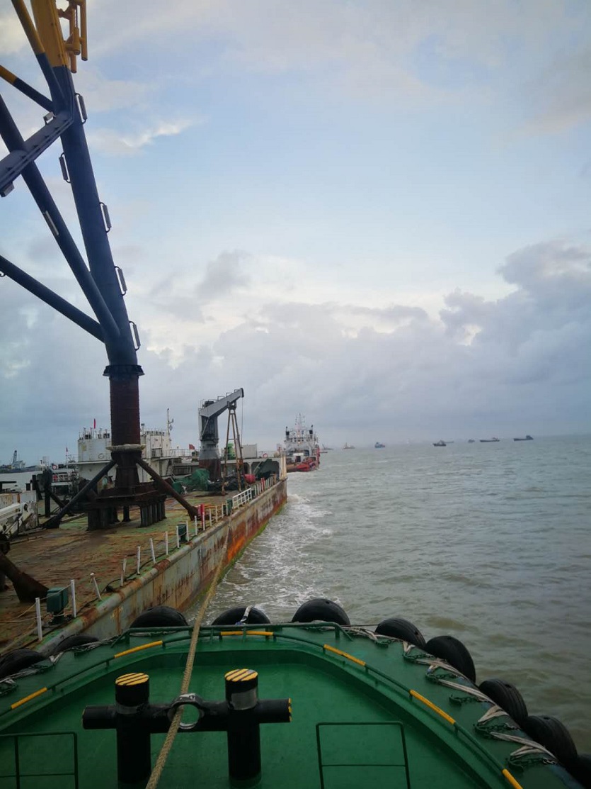 拖带海上风电导管架进港